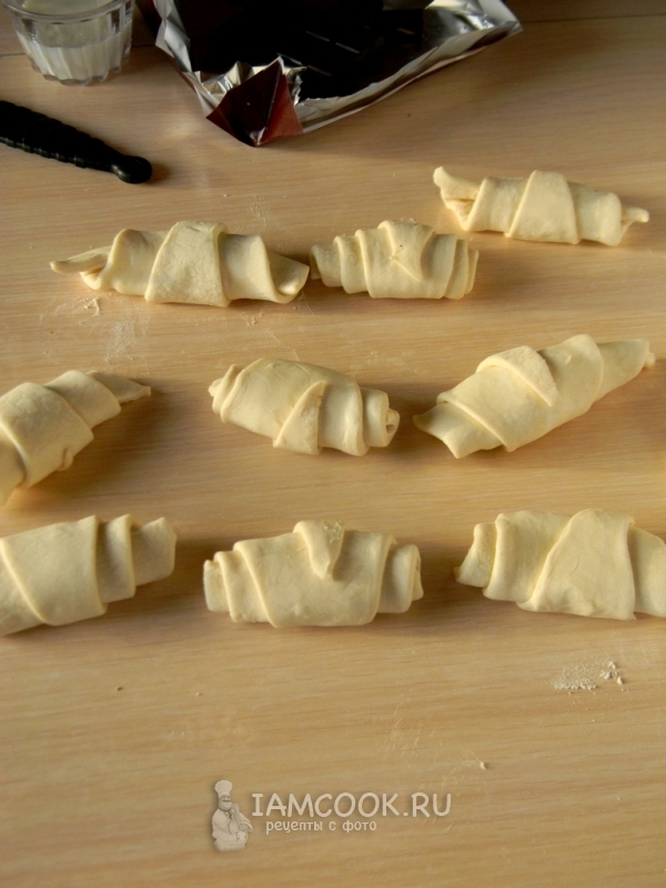 Свернуть тесто в рогалик