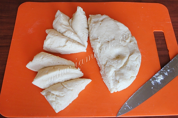 Разрезаем тесто на кусочки