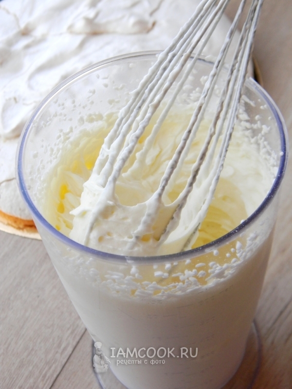 Взбить сливки с сахаром