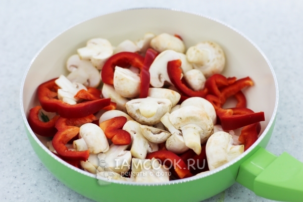 Обжарка шампиньонов с болгарским перцем