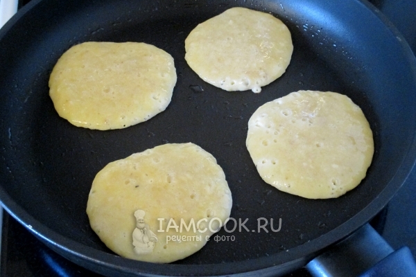 Выложить банановую массу на сковороду