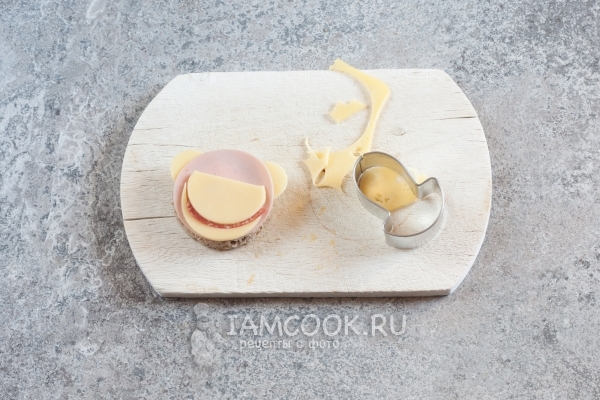 Вырезать из сыра уши