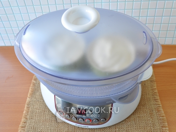 Поставить формочки в пароварку