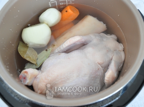 Положить в мультиварку овощи, курицу и специи