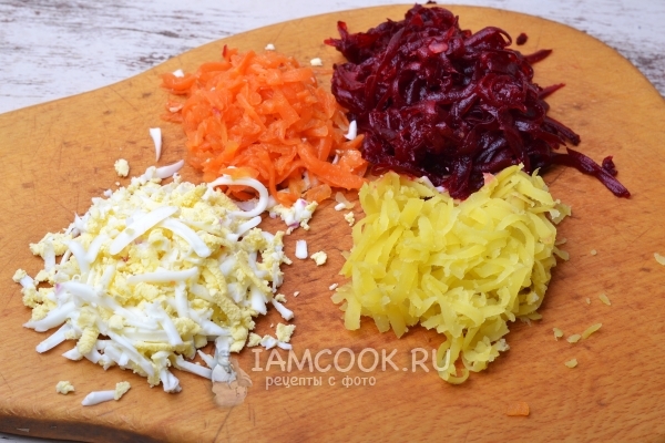 Потереть овощи и яйца