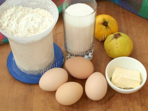 Ингредиенты для шарлотки с айвой