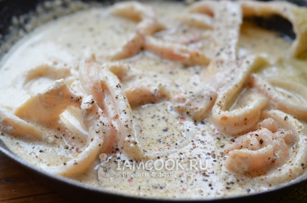 Кальмары в сметане на сковороде