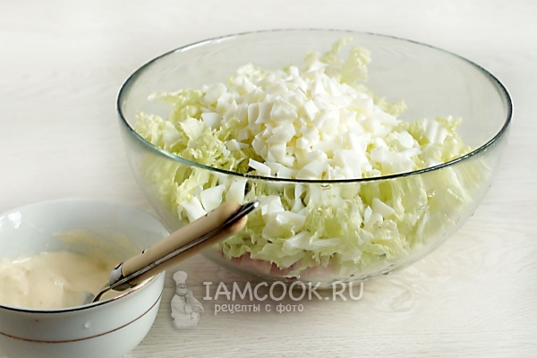 Заправили белый салат соусом