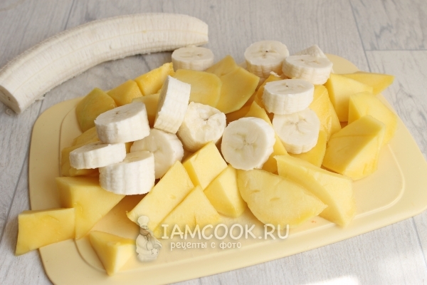 Порезать манго и банан