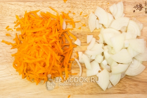 Порезать лук и морковь
