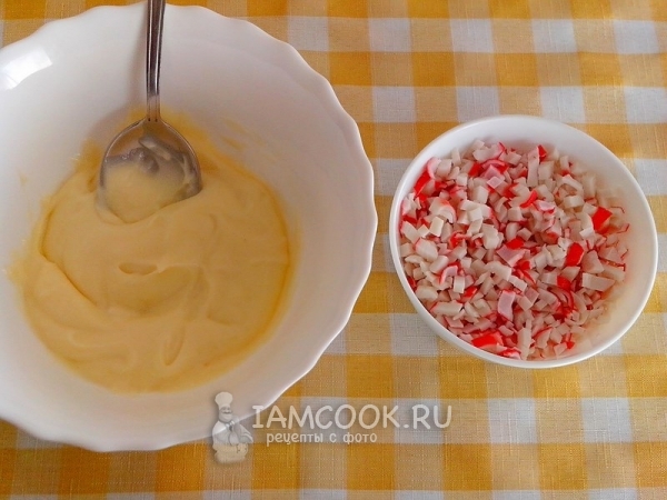 Подготовить сыр и крабовые палочки