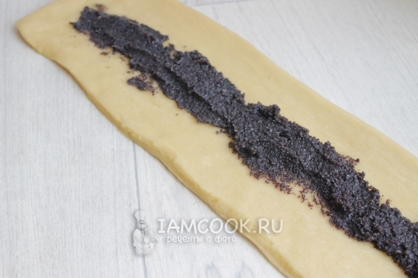 Положить маковую начинку