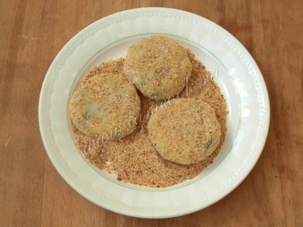 Обваливание котлет из картофеля в сухарях