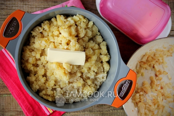 Смешать макароны, картофель и масло