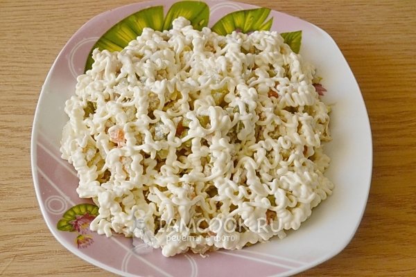 Положить салат на тарелку и сделать майонезную сеточку