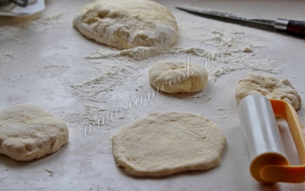 Раскатываем тесто для питы