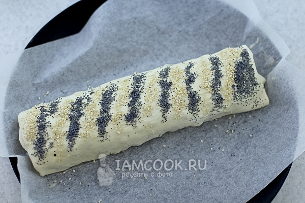 Посыпать рулет кунжутом и маком
