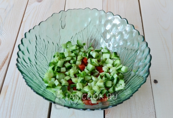 Положить измельченные огурцы