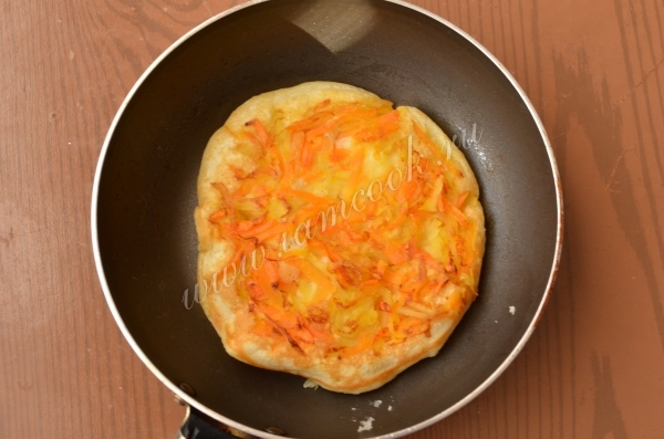 Перевернуть блин с припеком из яблока