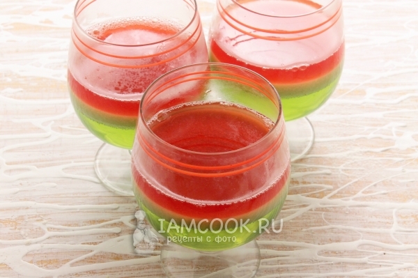 Влить в бокал красное желе