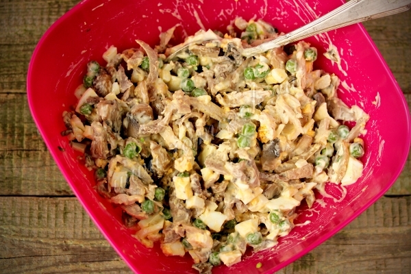 Фото грибного салата с курицей