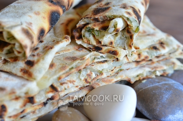 Картофельные лепешки свернутые рулетом