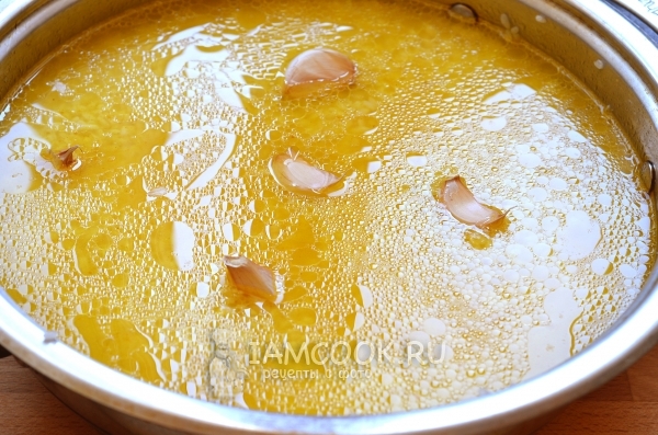 Положить чеснок