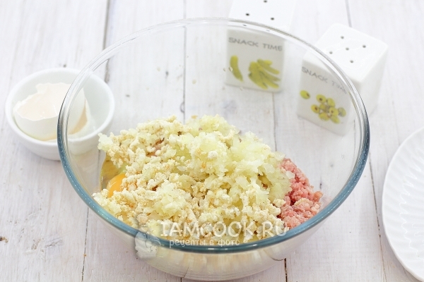 Положить измельченный хлеб