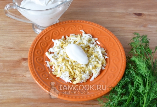 Положить майонез