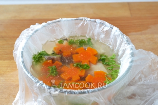 Залить овощи и рыбу желе