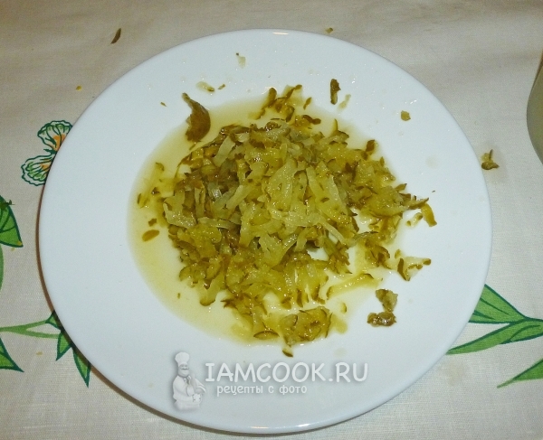 Натереть огурцы