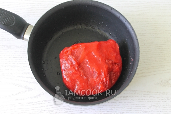 Положить клубничную смесь в сотейник