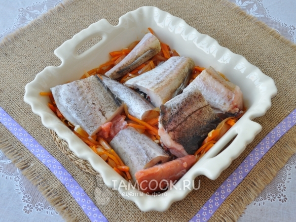 Положить на овощи рыбу