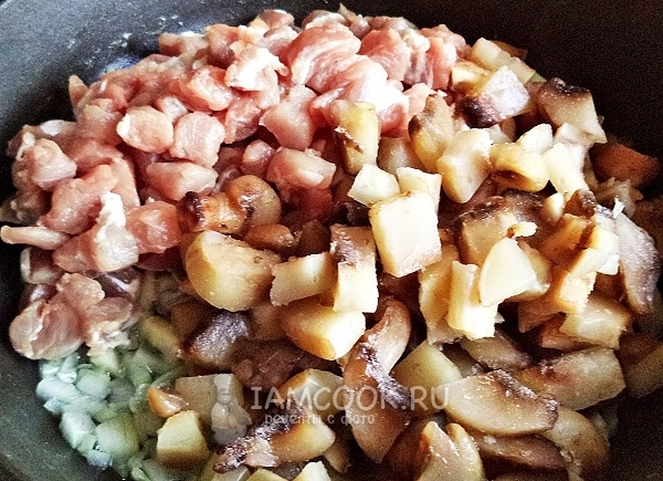 Обжарить лук с мясом и грибами