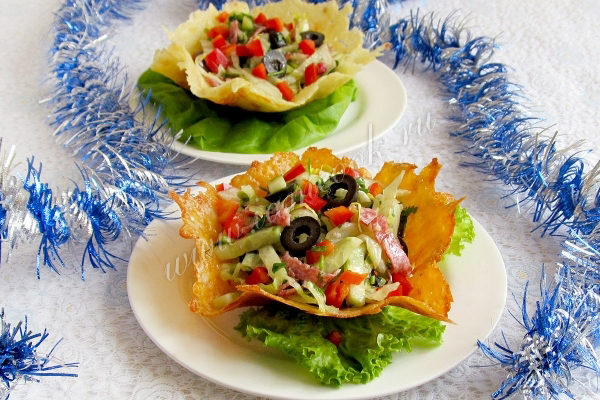 Салат в сырных корзинках