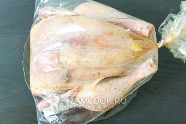 Положить курицу в пакет для запекания