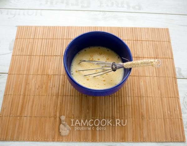 Взбить венчиком яйца
