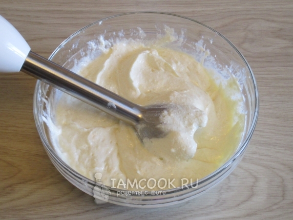 Взбить творожную массу блендером