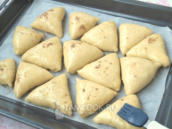 Смазать яйцом и посыпать корицей