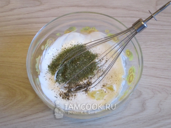 Добавить зелень, специи и чеснок
