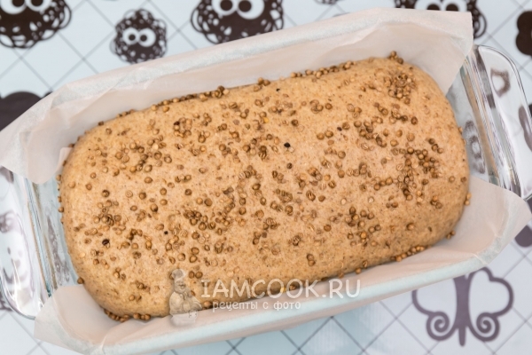 Переложить тесто в форму и посыпать кориандром