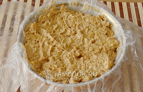 Переложить массу в тарелку с пищевой пленкой