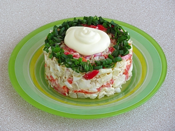 Готовый салат из минтая и яиц