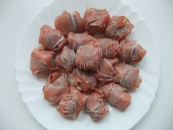 Чернослив в беконе