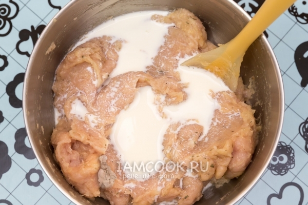 Влить молоко в фарш