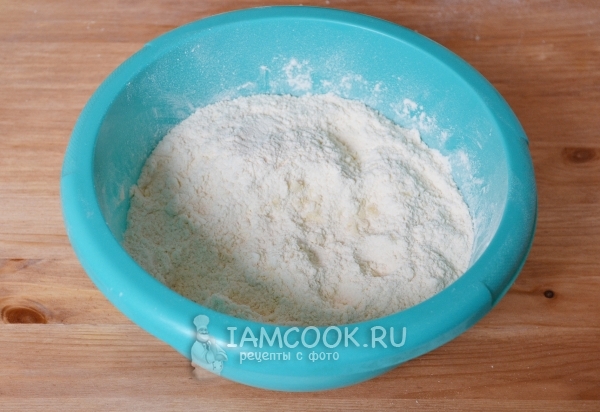 Смешать муку и масло