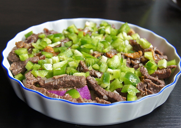 Болгарский перец с жареной говядиной и баклажанами