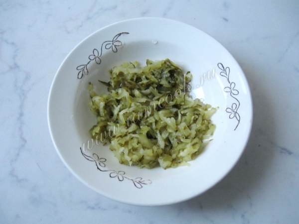 Порезанный соленый огурец