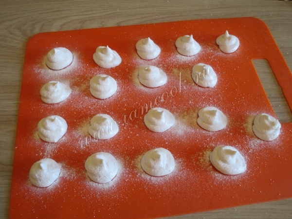 Посыпать зефирки сахарной пудрой