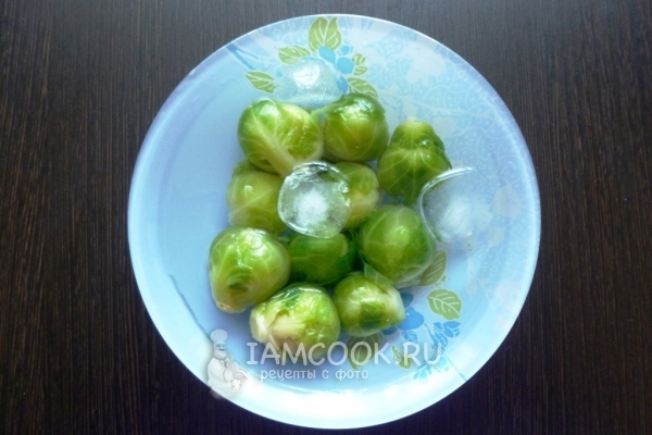 Отварить капусту и положить в холодную воду